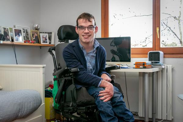 Eduardo, en la habitación de su casa