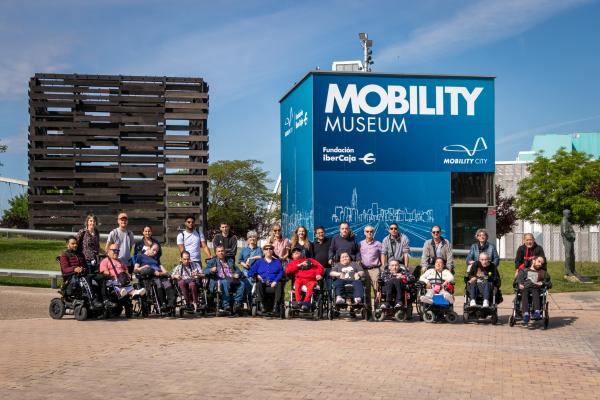 Foto de familia en la visita al Mobility