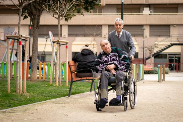 Miguel Sánchez pasea con un usuario de la Residencia Pomarón