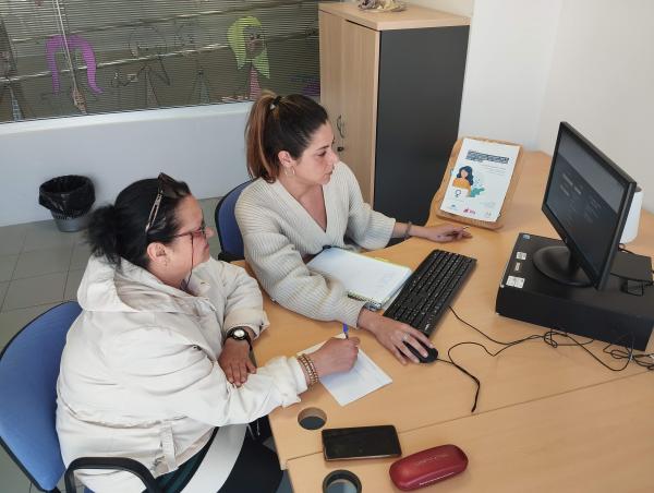 Tutoría individualizada entre una técnico y una usuaria