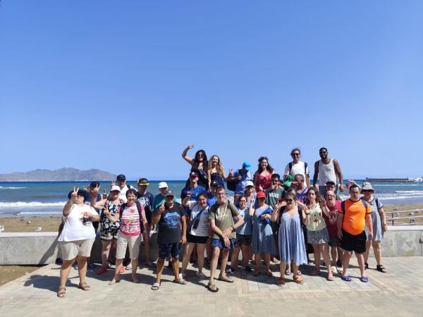 La imagen muestra a parte de las personas que han viajado en un paseo marítimo