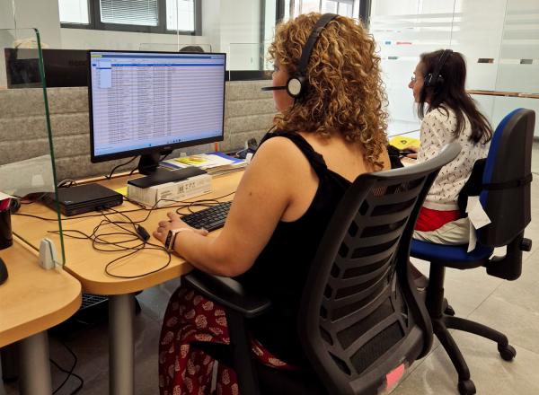 Técnico de encuestas en el call center