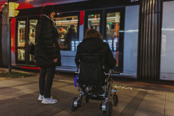 Dos personas, a la espera de acceder al tranvía