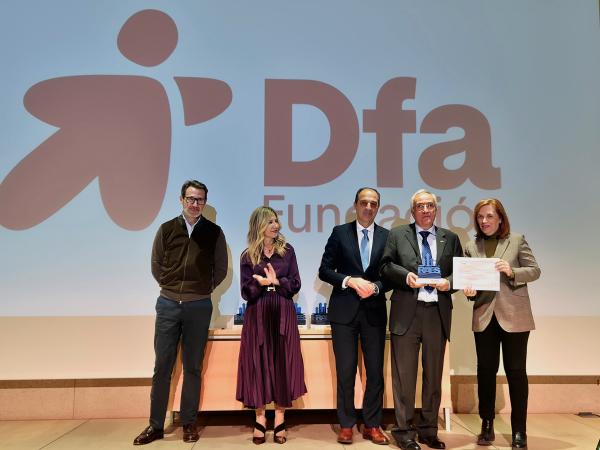 La imagen muestra a Luis Molina recibiendo el distintivo de Empresa Saludable en representación de Fundación Dfa. Le acompañan Mar Vaquero, vicepresidenta del Gobierno de Aragón, y José Luis Bancalero, consejero de Sanidad