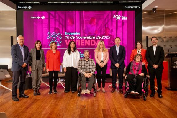 Foto de familia de participantes en el I encuentro-coloquio 