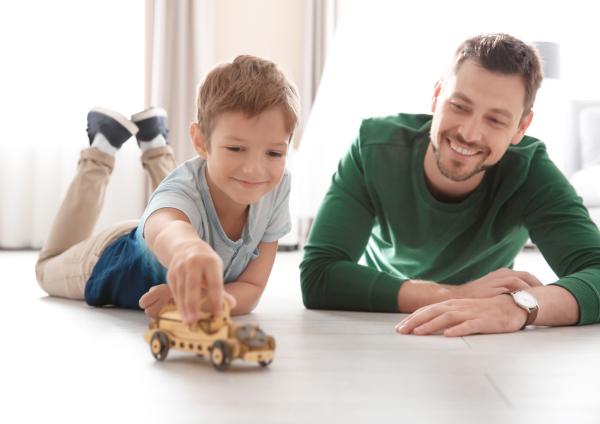 Un niño juega con su padre