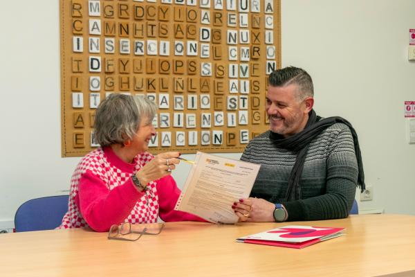 Técnico atiende a persona con discapacidad