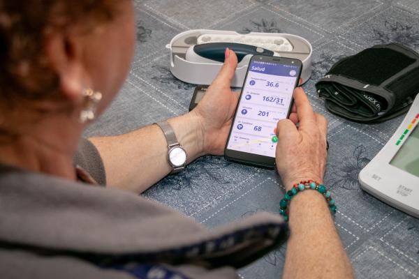 Mujer manejando dispositivo