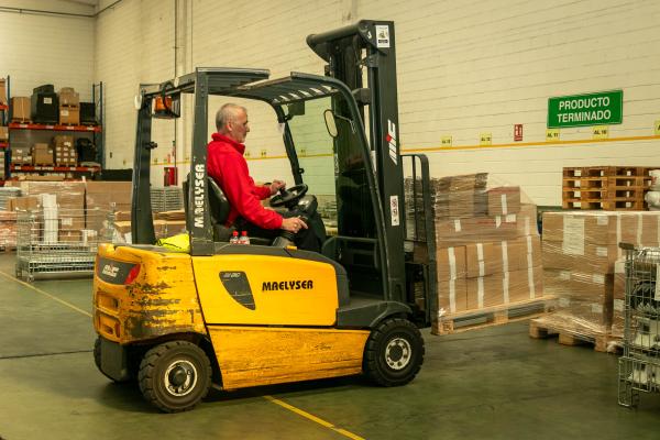 Operario en carretilla elevadora