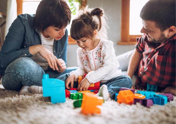 Niña jugando con sus padres