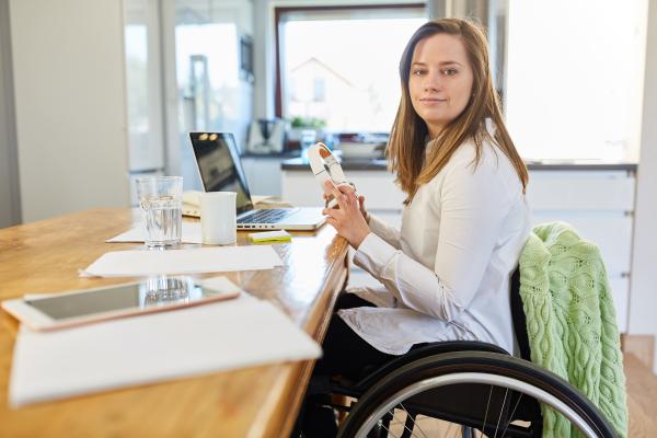 mujer con discapacidad trabajando