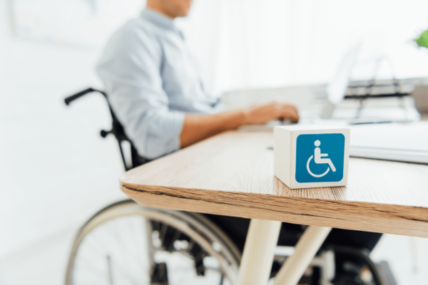 hombre en silla de ruedas trabajando con un ordenador