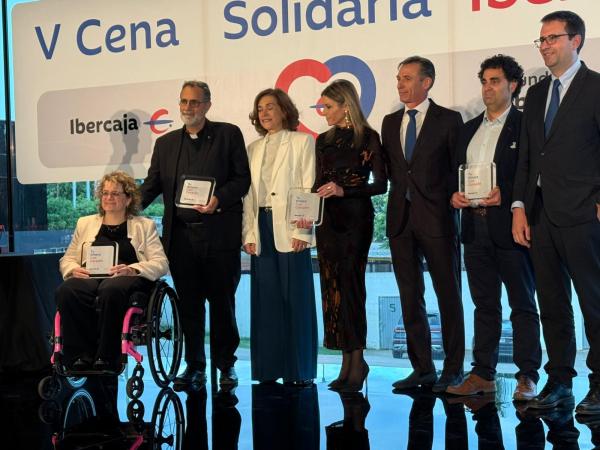 Marta Valencia, con el premio, en la Cena Solidaria