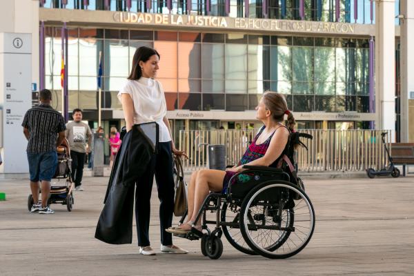 Cristina Aguaron, miembro del equipo jurídico de Fundación Dfa, junto a la usuaria Elena Calvo, a la puerta de los juzgados de Zaragoza