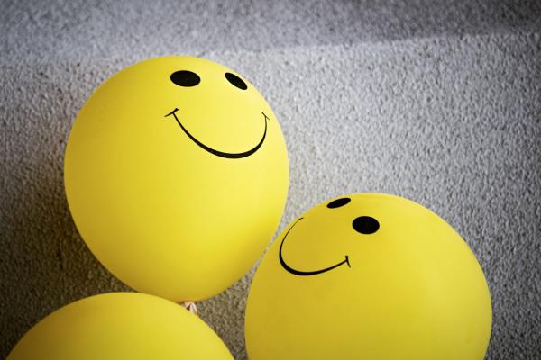 Globos con forma de emoticono de felicidad