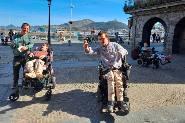 Unos jóvenes en un viaje vacacional