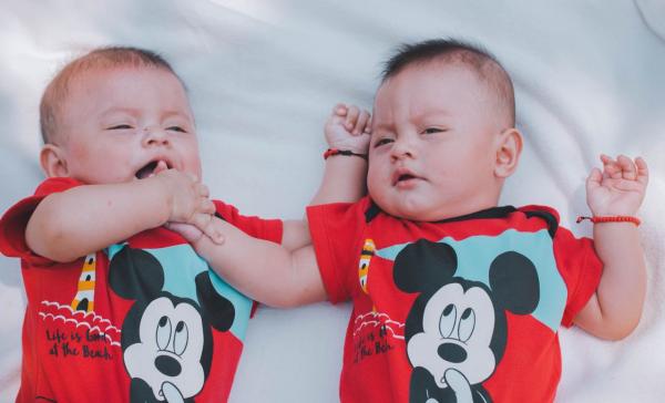 Niños en cama