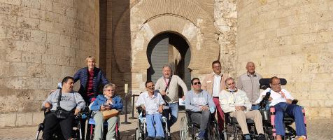 Los y las residentes, a las puertas del palacio de La Aljafería