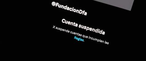 Teléfono móvil mostrando la cuenta suspendida en X de Fundación Dfa
